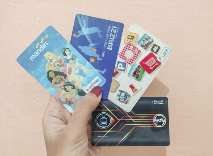 Kartu uang elektronik untuk naik KRL bisa bermacam-macam, seperti (dari kiri ke kanan) E-money Mandiri, BRIZZI, Flazz BCA, dan KMT.
