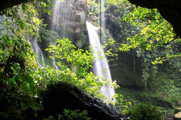 Curug Lawe dan curug Benowo adalah destinasi wisata alam di Semarang.