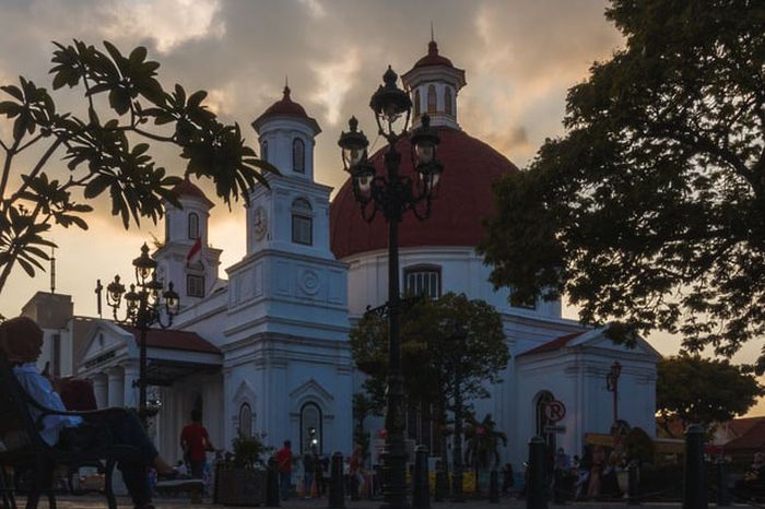 Kita bisa menemukan banyak bangunan Belanda di kawasan kota lama.
