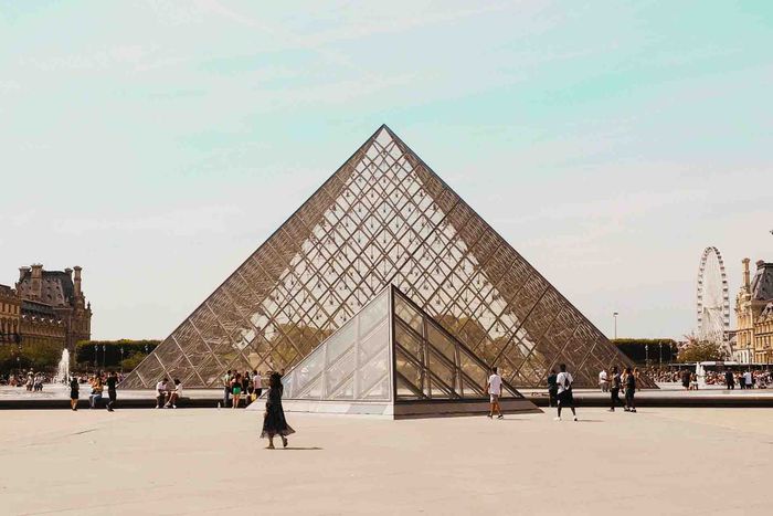 Museum louvre yang ada di paris memiliki bangunan berbentuk limas.