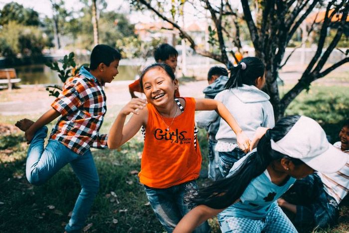 Lirik lagu Padang Bulan menceritakan tentang anak-anak yang ingin bermain di luar rumah saat malam hari.