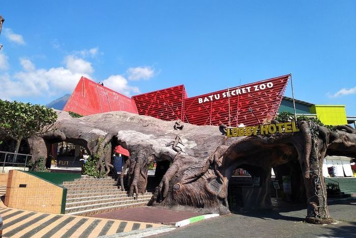 Batu Secret Zoo adalah wahana yang ada di Jatim Park 2.