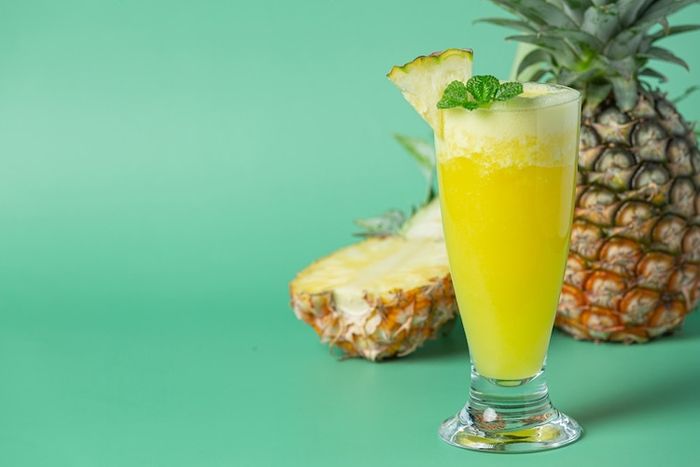Buah nanas dapat diolah menjadi beragam varian minuman menyegarkan.