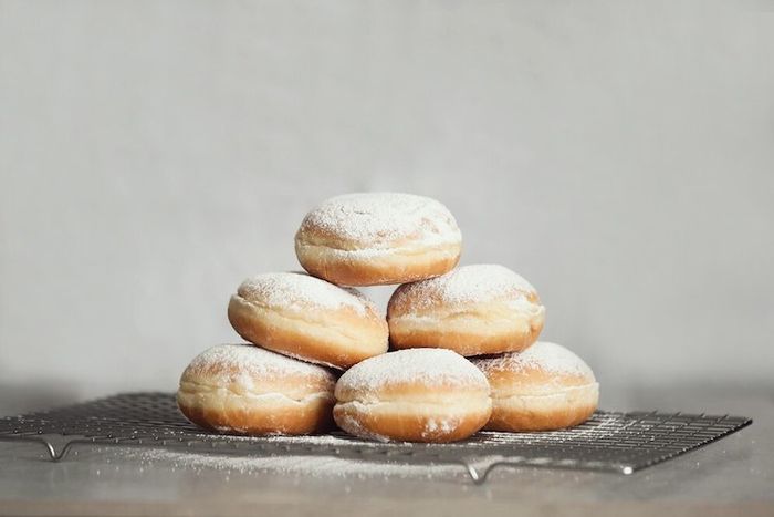 Bomboloni adalah kudapan yang berasal dari Italia.