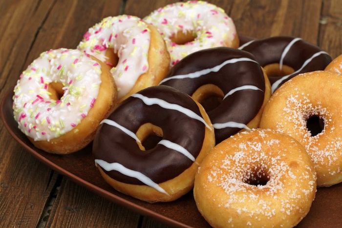 Donat adalah kudapan dari Amerika.