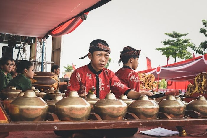 Salah satu fungsi lagu daerah adalah untuk mengiringi pertunjukan daerah, seperti acara adat, pernikahan, sunatan, dan sebagainya.