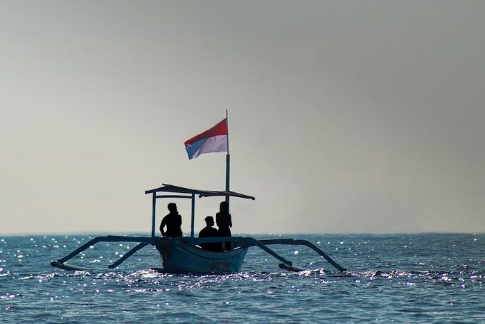 Letak strategis Indonesia di persimpangan dua samudra membuatnya menjadi jalur perdagangan maritim yang penting.