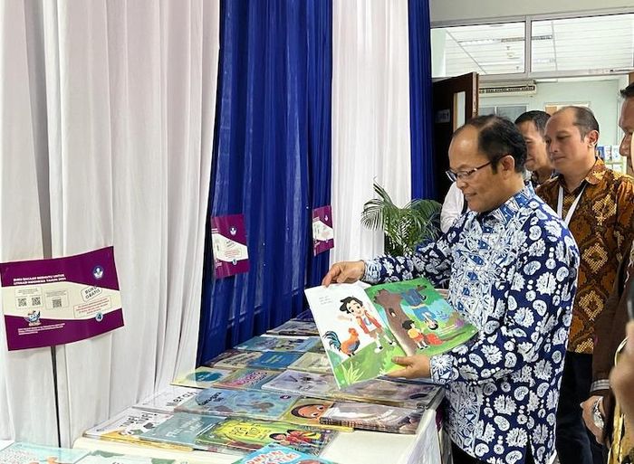 Sekretaris Badan Pengembangan dan Pembinaan Bahasa, Hafidz Muksin menunjukkan salah satu isi buku Gerakan Literasi Nasional yang dicetak Gramedia Printing.