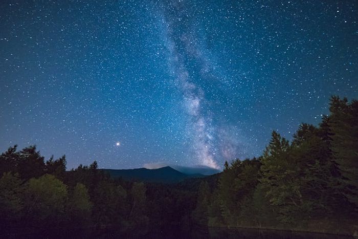 Waktu terbaik untuk melihat Milky Way adalah saat gelap tanpa polusi cahaya dari lampu kota.