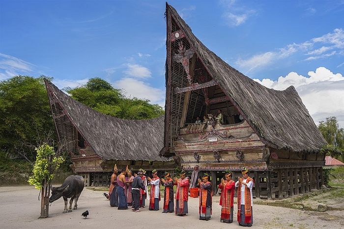 Merekam jejak budaya masa lalu merupakan salah satu fungsi rumah adat.