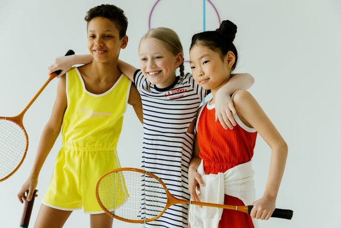 Servis 'flick' merupakan jenis servis yang dilakukan dengan hentakan serta dapat dilakukan dengan menggunakan 'backhand' atau 'forehand'.