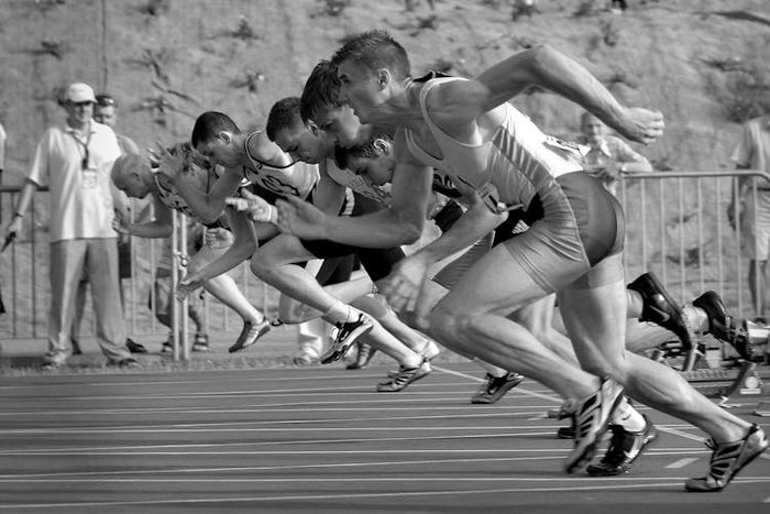 Salah satu jenis cabang olahraga atletik adalah lari.