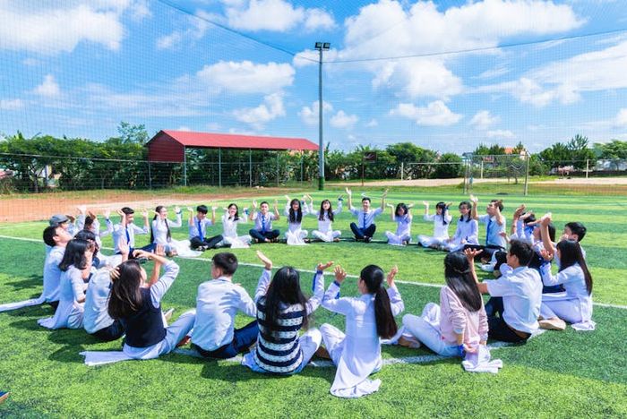 Sekolah kedinasan bernaung di bawah lembaga pemerintahan atau kementrian sebagai penyelenggaranya.
