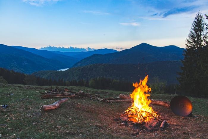 Istilah api unggun dalam bahasa Inggris adalah 'campfire.'