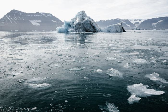Kenaikan suhu global menyebabkan pencairan lapisan es di Greenland dan Antartika.