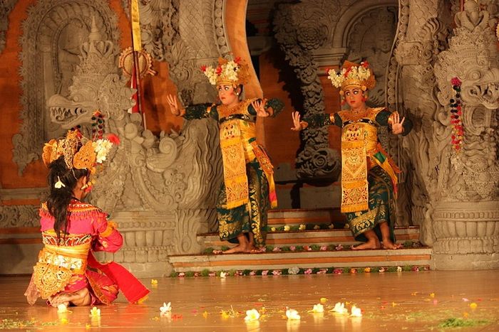 Salah satu tari berpasangan yang ada di Indonesia adalah Tari Legong dari Bali.