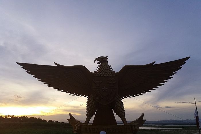Pancasila adalah landasan filosofis dari sistem hukum Indonesia.