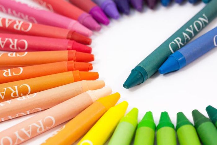 Pastel dan krayon termasuk medium yang sering digunakan untuk menciptakan karya dengan warna yang tajam dan kaya.