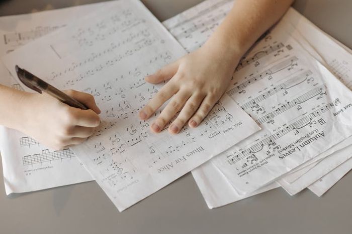 Lirik lagu 17 Agustus ini sering dinyanyikan saat memperingati Hari Kemerdekaan Indonesia setiap tanggal 17 Agustus.