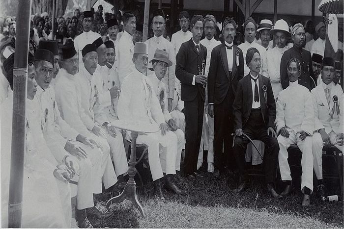 Serikat Islam (SI) awalnya didirikan sebagai organisasi pedagang pada tahun 1911 oleh Haji Samanhudi di Solo dengan nama Sarekat Dagang Islam (SDI).