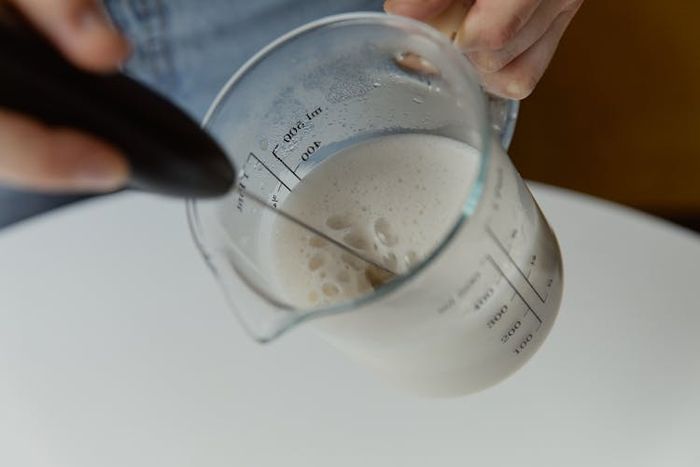 Gelas ukur merupakan alat ukur volume yang berfungsi mengukur zat kimia yang berbentuk cair.