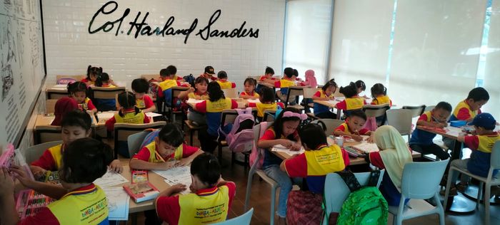 Anak-anak sedang mengikuti lomba mewarnai tingkat nasional oleh KFC dan Majalah Bobo.