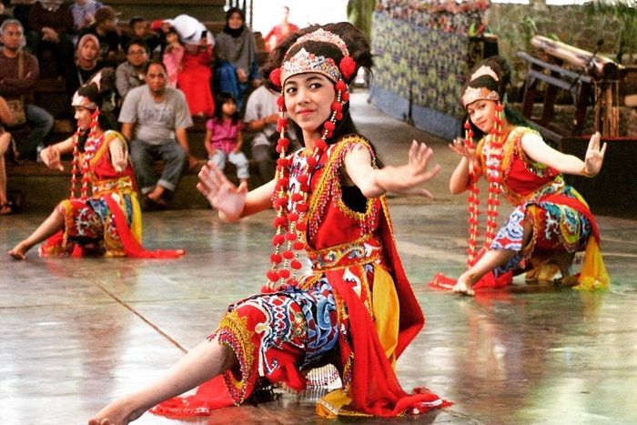 Keanekaragaman budaya dari berbagai suku dan daerah di Indonesia berkontribusi besar dalam memperkaya budaya nasional.