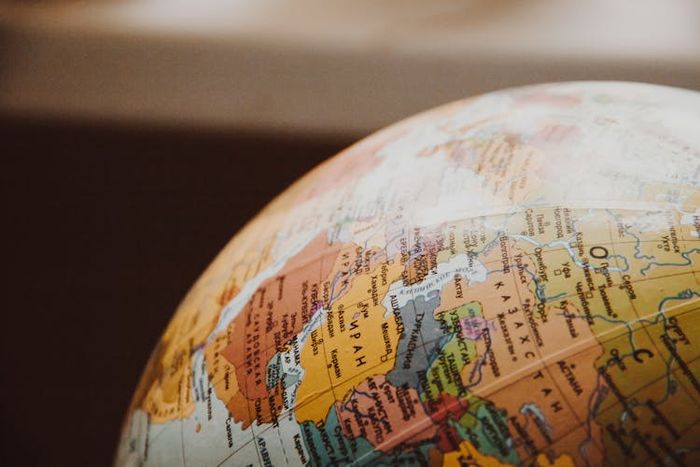 Neokolonialisme termasuk salah satu masalah sosial akibat globalisasi dan era digital.