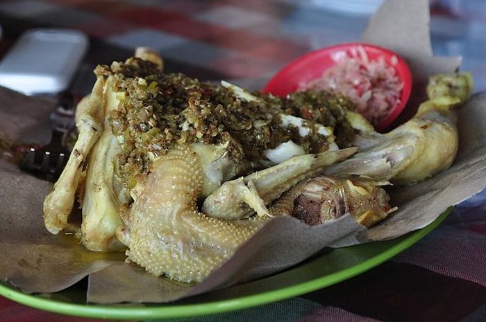 Ayam betutu merupakan makanan khas daerah