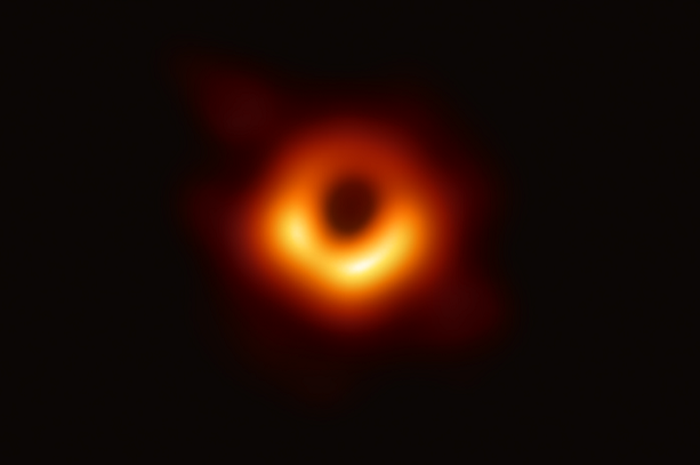 Foto bentuk nyata lubang hitam yang berhasil dipotret menggunakan Event Horizon Telescope.