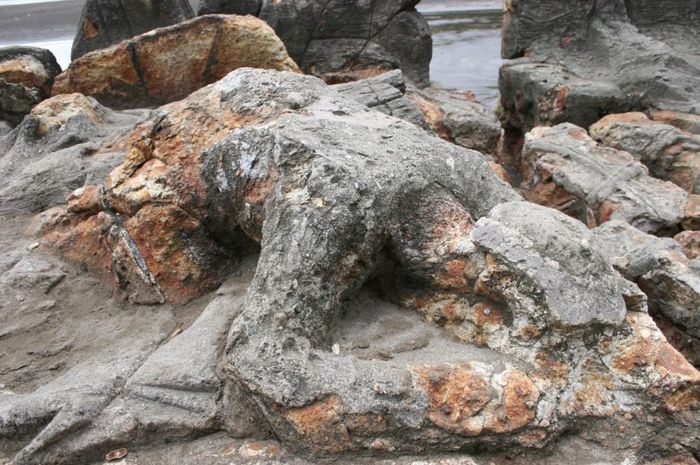 Batu Malin Kundang di Pantai Air Manis, Sumatra Barat.