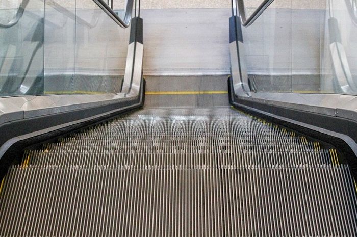 Pernah Perhatikan Sikat Di Pinggir Eskalator Sering Diabaikan Tapi Ternyata Fungsinya Penting Semua Halaman Bobo