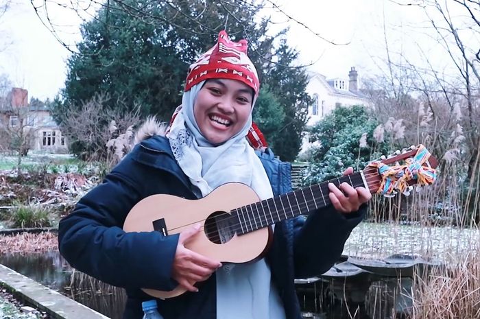 Kak Rona Mentari, pendongeng dengan alat musik.