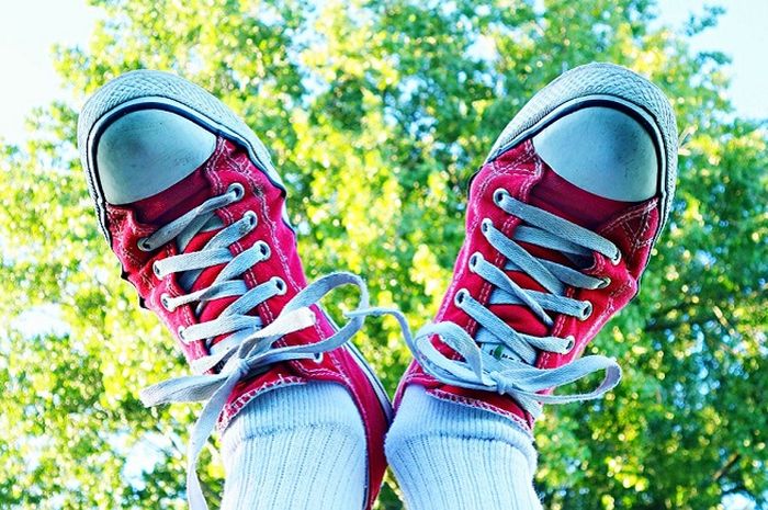 Biasanya saat menggunakan sepatu maka harus menggunakan kaos kaki untuk menghindari kaki lecet dan b
