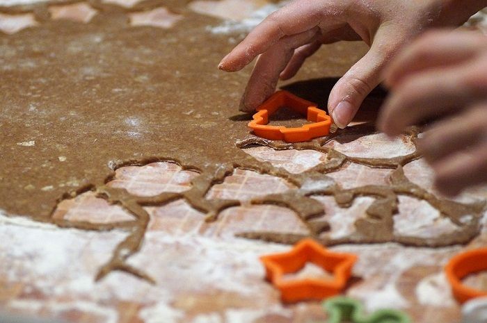 Membuat kue yang dilakukan oleh seorang penjual kue adalah contoh pekerjaan yang menghasilkan barang