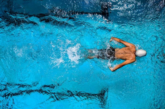 Mengambil nafas pada saat berenang dilakukan ketika kepala keluar dari permukaan air menggunakan