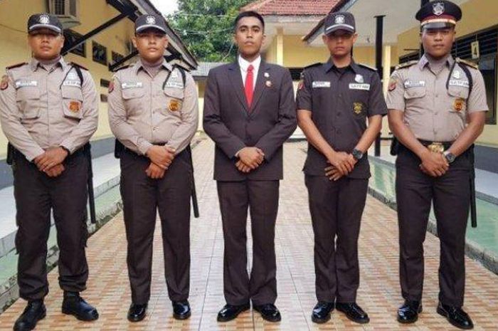 Seragam Satpam Yang Baru Mirip Dengan Seragam Polisi Ini Latar Belakangnya Semua Halaman Bobo