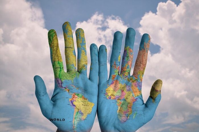 Geografi adalah suatu studi yang berhubungan interelasi manusia dengan lingkungan hidupnya.
