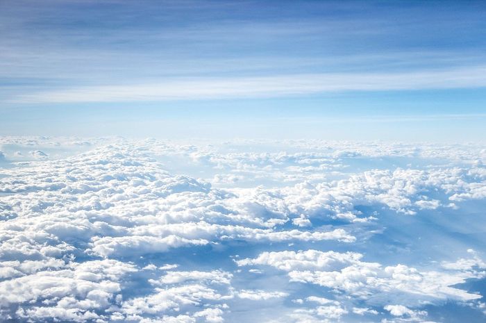 Awan tidak akan jatuh ke permukaan bumi.