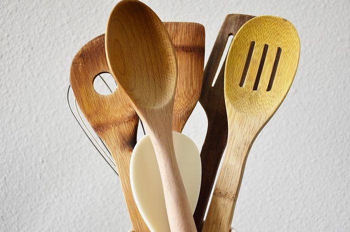 Kayu termasuk isolator.