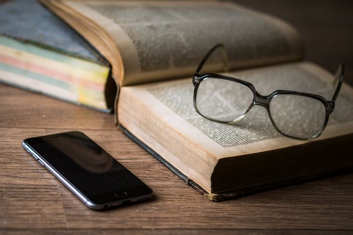 Kita bisa belajar bahasa Inggris dengan gadget.