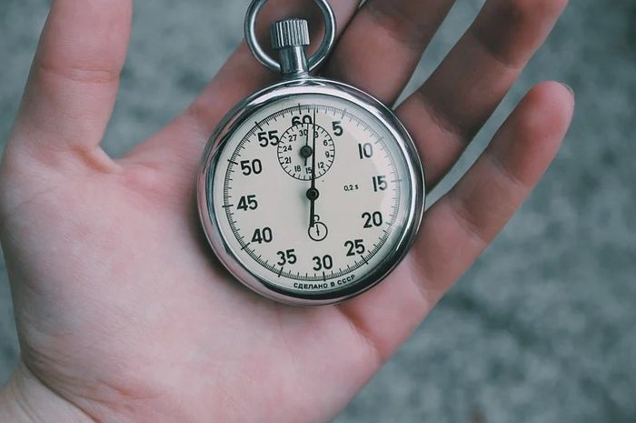 Stopwatch digunakan untuk mengukur waktu.