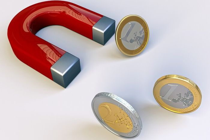Bahan yang ditarik oleh magnet dengan gaya yang kuat disebut dengan bahan feromagnetik.