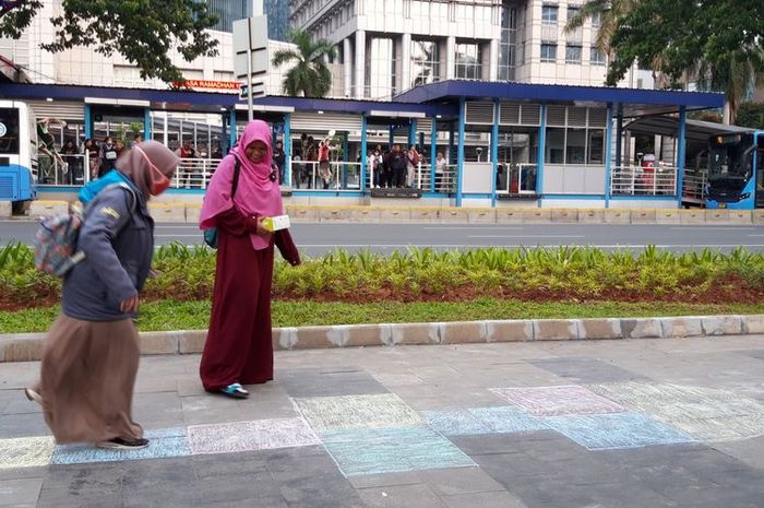 Di dalam permainan engklek ada gerak lokomotor, non lokomotor, dan manipulatif.