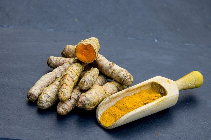 Kandungan curcumin pada kunyit dapat mengobati asam lambung.