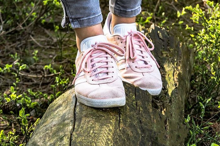 Hentakan kaki dengan tanah membuat simpul tali sepatu dapat lepas.