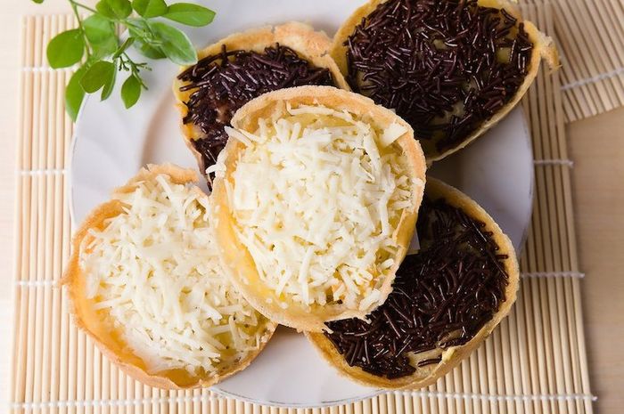 Cara membuat martabak manis bisa dengan takaran sendok.