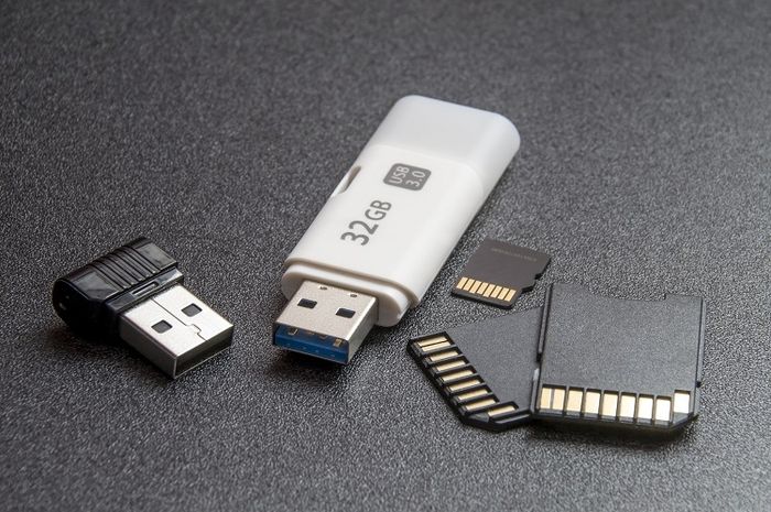 Flashdisk adalah salah satu alat untuk menyimpan data.