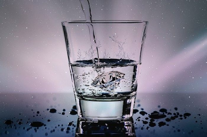 Minum air putih setelah bangun tidur itu menyehatkan.