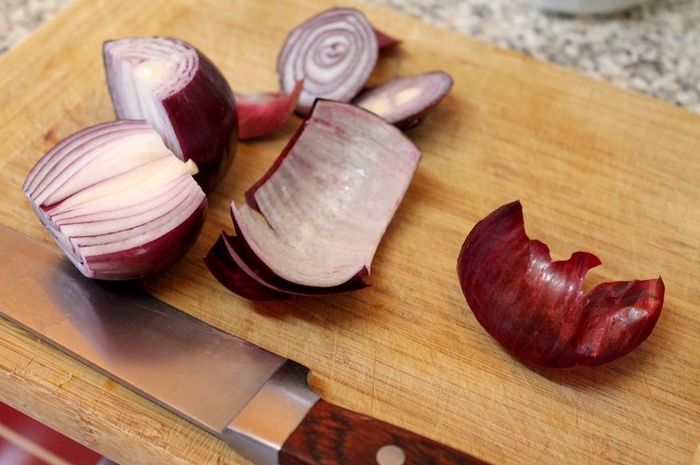 Bawang merah adalah salah satu bahan pengusir cicak.